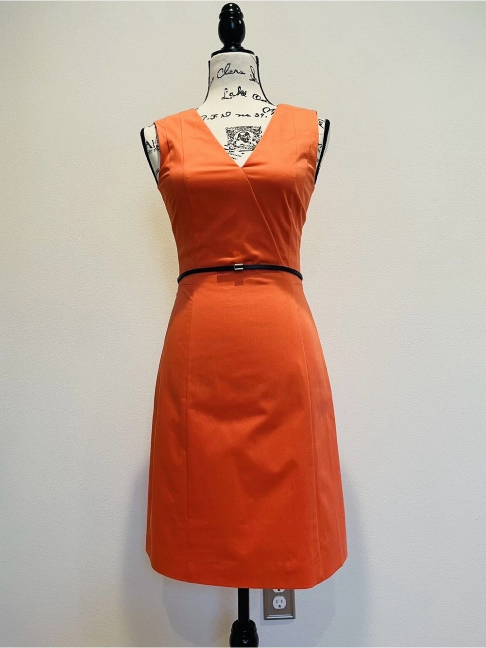 Hugo Boss Coral V‑Neck Sleeveless Midi Dress with Slim Black Belt